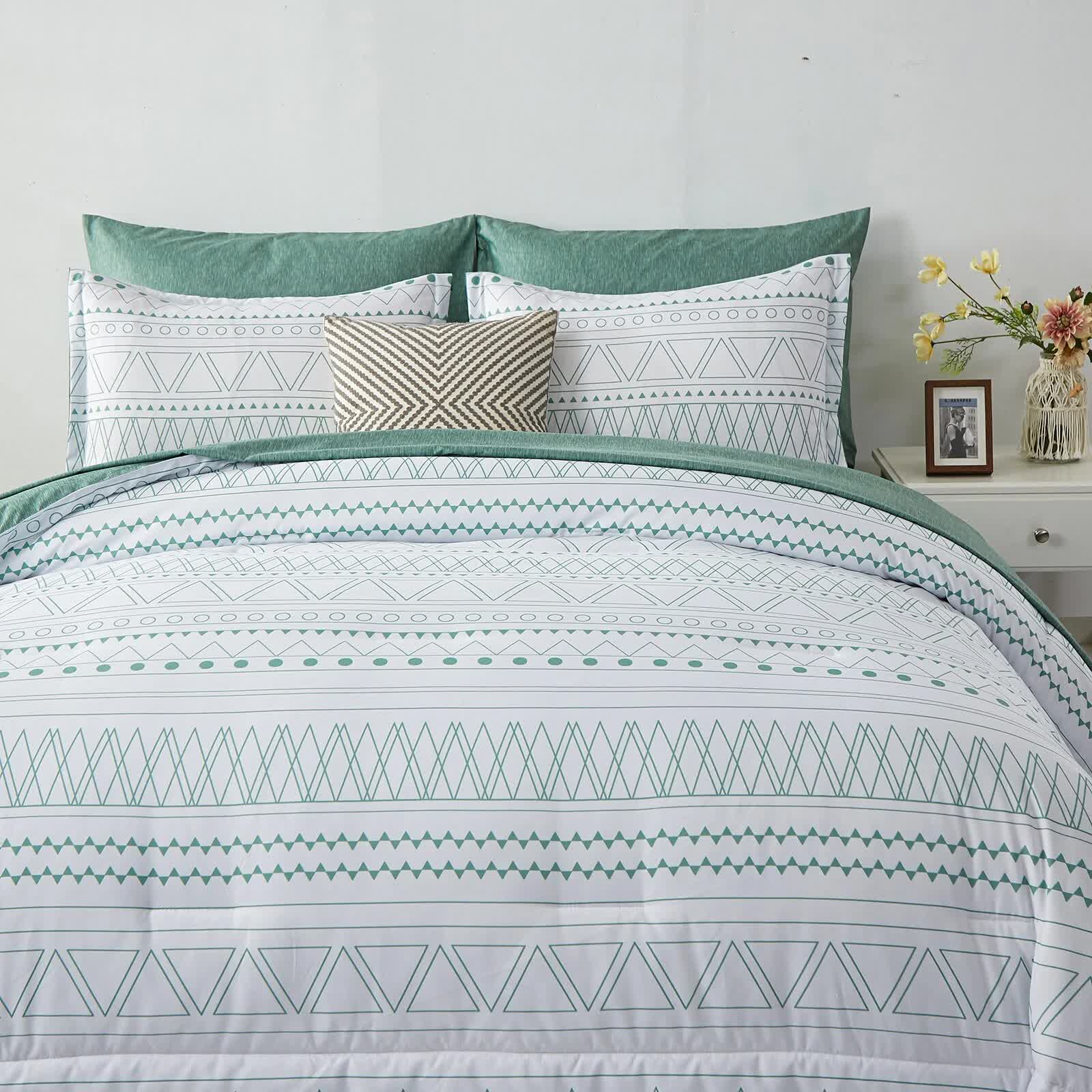 Boho Vibes Bedding Set – 3‑Piece Comforter & Pillow Covers with geometric patterns in green and white on bedstead