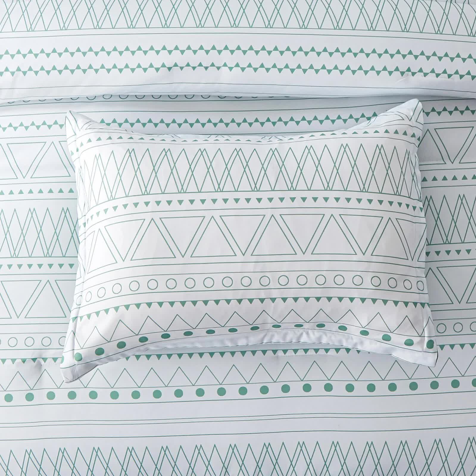 Boho Vibes Bedding Set – 3‑Piece Comforter & Pillow Covers with geometric pattern in soft green and white tones