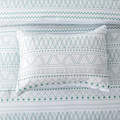 Boho Vibes Bedding Set – 3‑Piece Comforter & Pillow Covers with geometric pattern in soft green and white tones