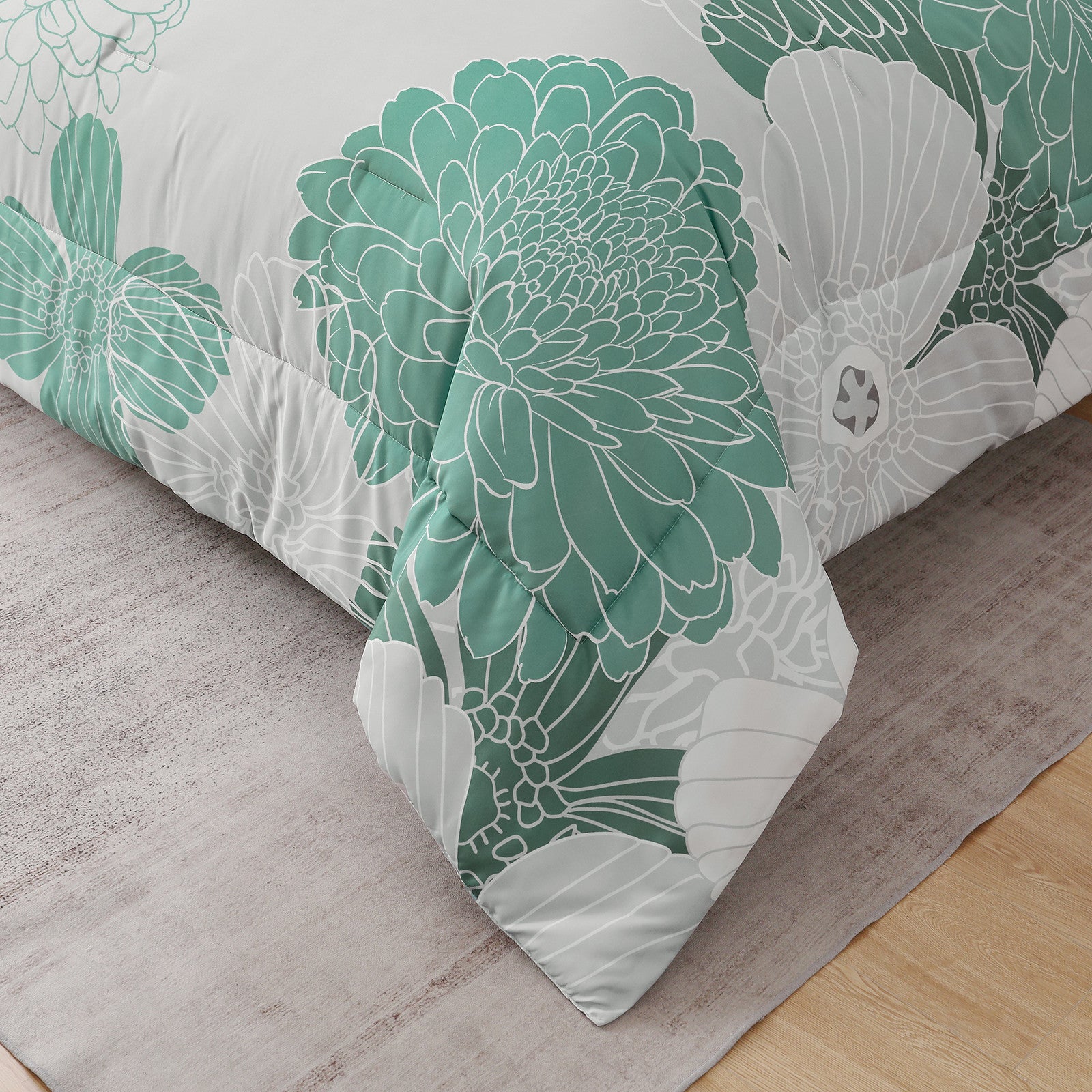 Floral Winter Comforter Set, King Size, Ultra-Soft Quilted Bedding with Pillowcases featuring green floral pattern on light background