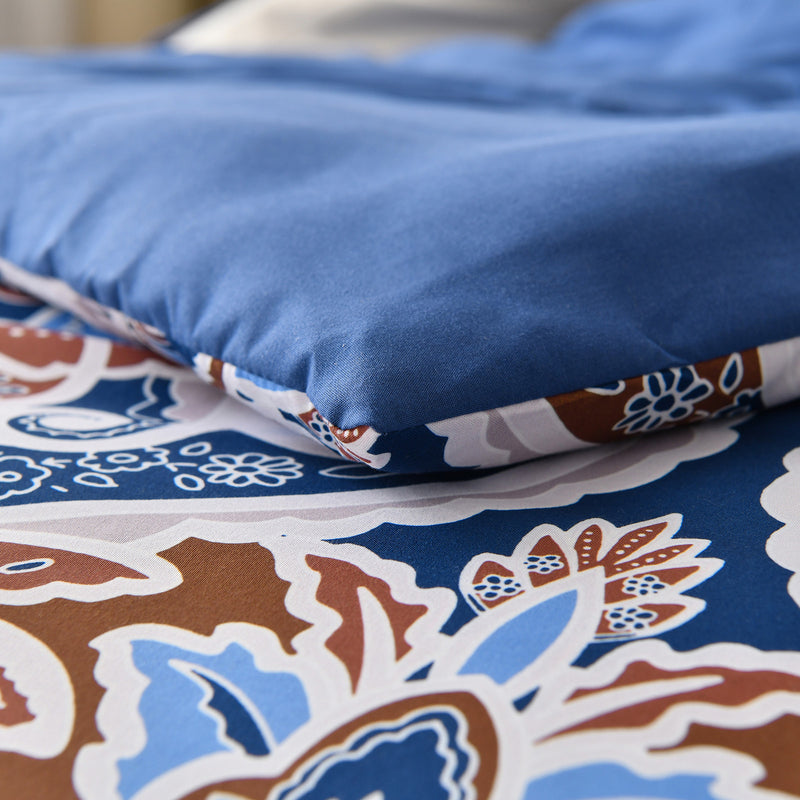 Floral Stripes Comforter Set, King Size, Elegant 3-Piece Bedding with Pillowcases in blue and brown floral pattern close-up