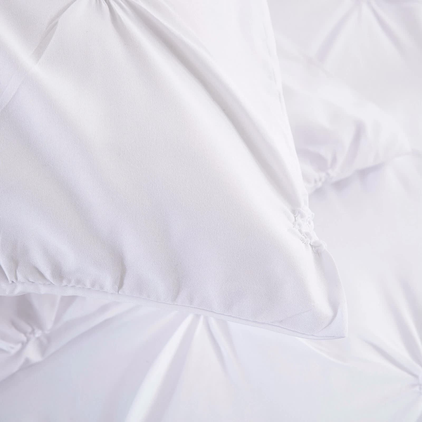 Close-up of soft white fabric from the Minimal Mood white Comforter Collection – Modern 3‑Piece Set bedding by Bedzy