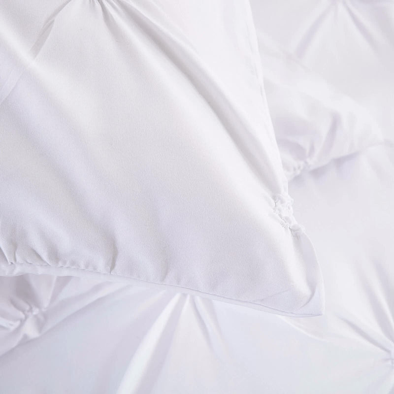 Close-up of soft white fabric from the Minimal Mood white Comforter Collection – Modern 3‑Piece Set bedding by Bedzy