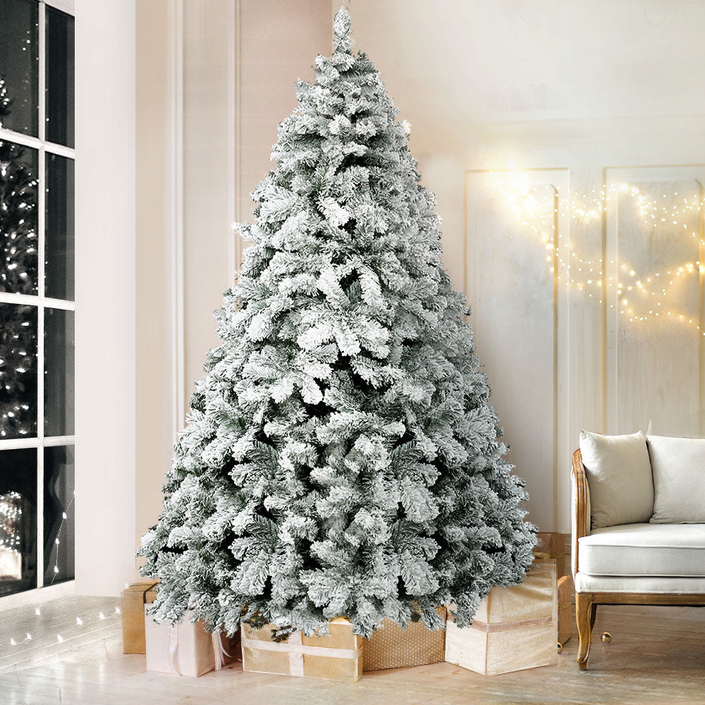 7FT / 2.1M Snow Flocked Christmas Tree – 859 Tips with dense snowy PVC branches in a stylish living room setting